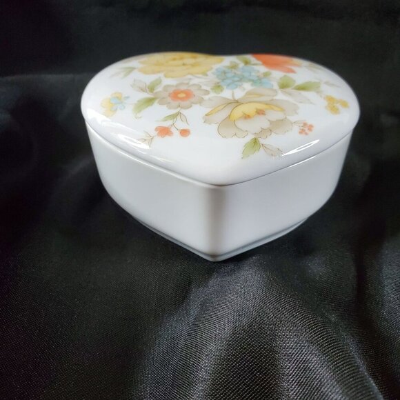 VTG TAKAHASHI Heart Shape Floral Porcelain Trinket/Jewelry Box Made In Japan - Picture 2 of 10